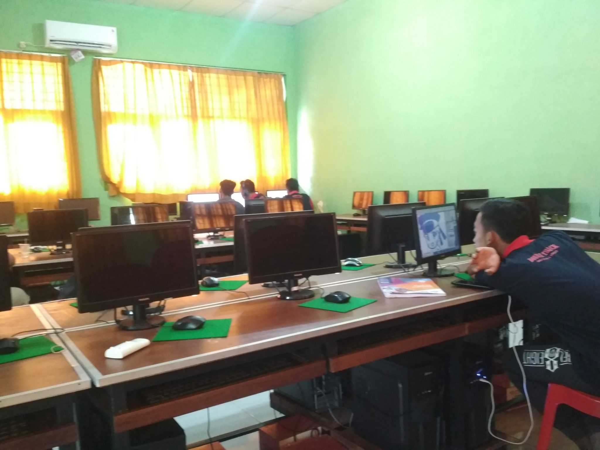 LAB KOMPUTER SMA NEGERI 1 DANDER